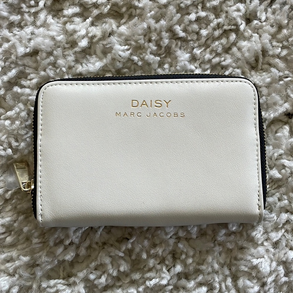 MJ white zipper clutch